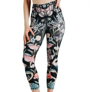 Yoga Democracy | Small | Pretty In Black Printed Yoga Crops